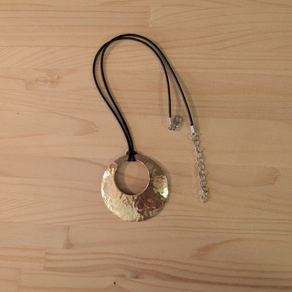 Collana di ottone bucata