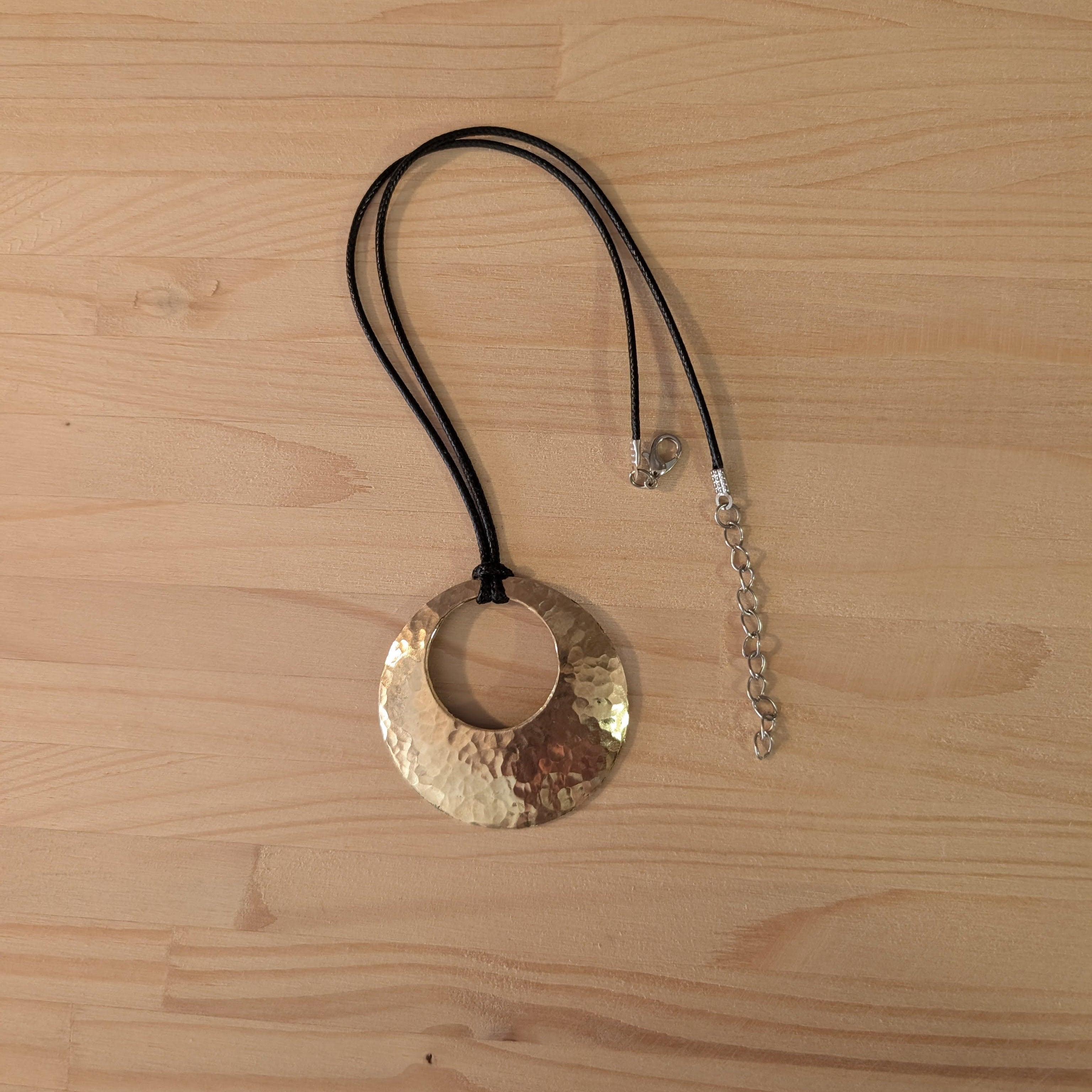 Collana di ottone bucata