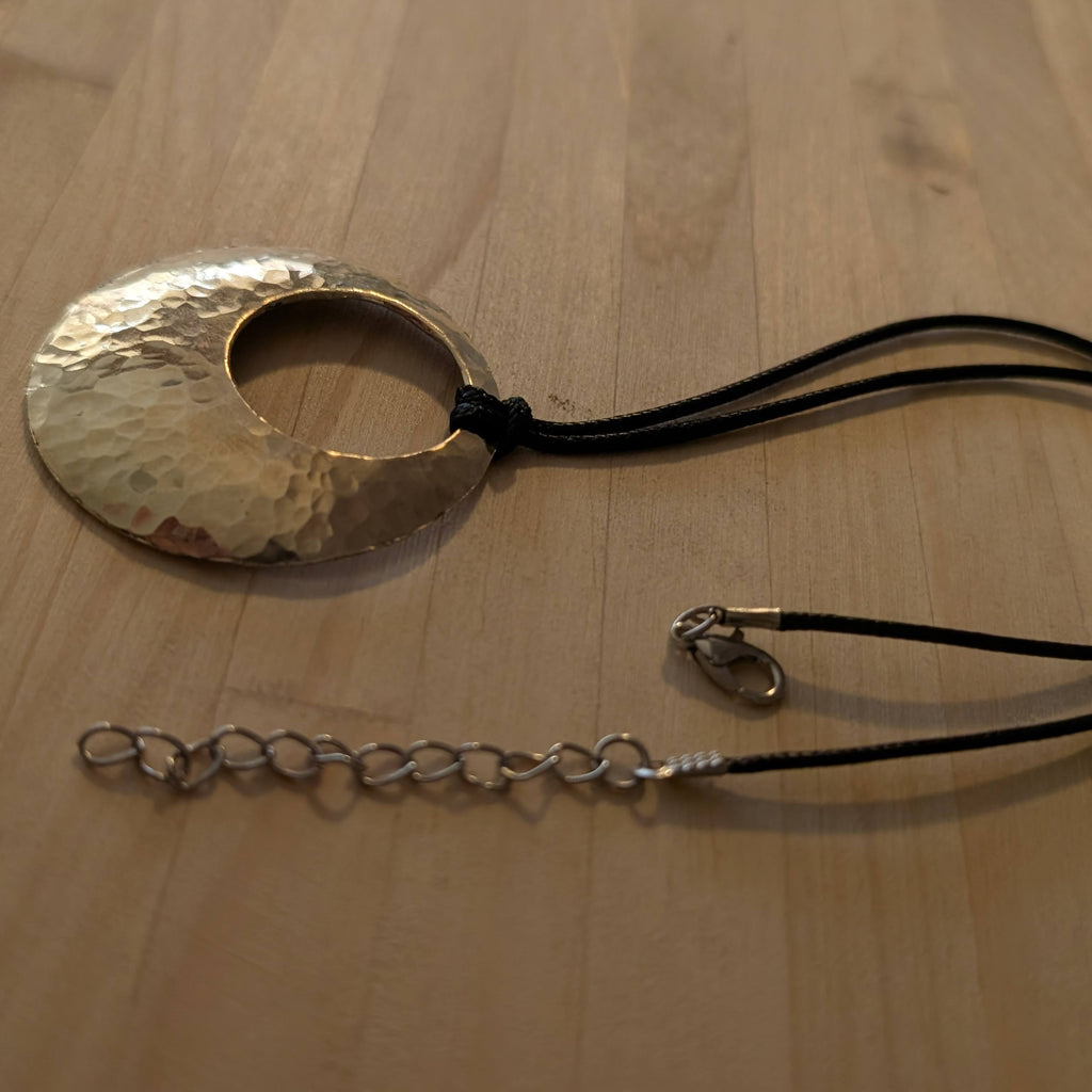 Collana di ottone bucata