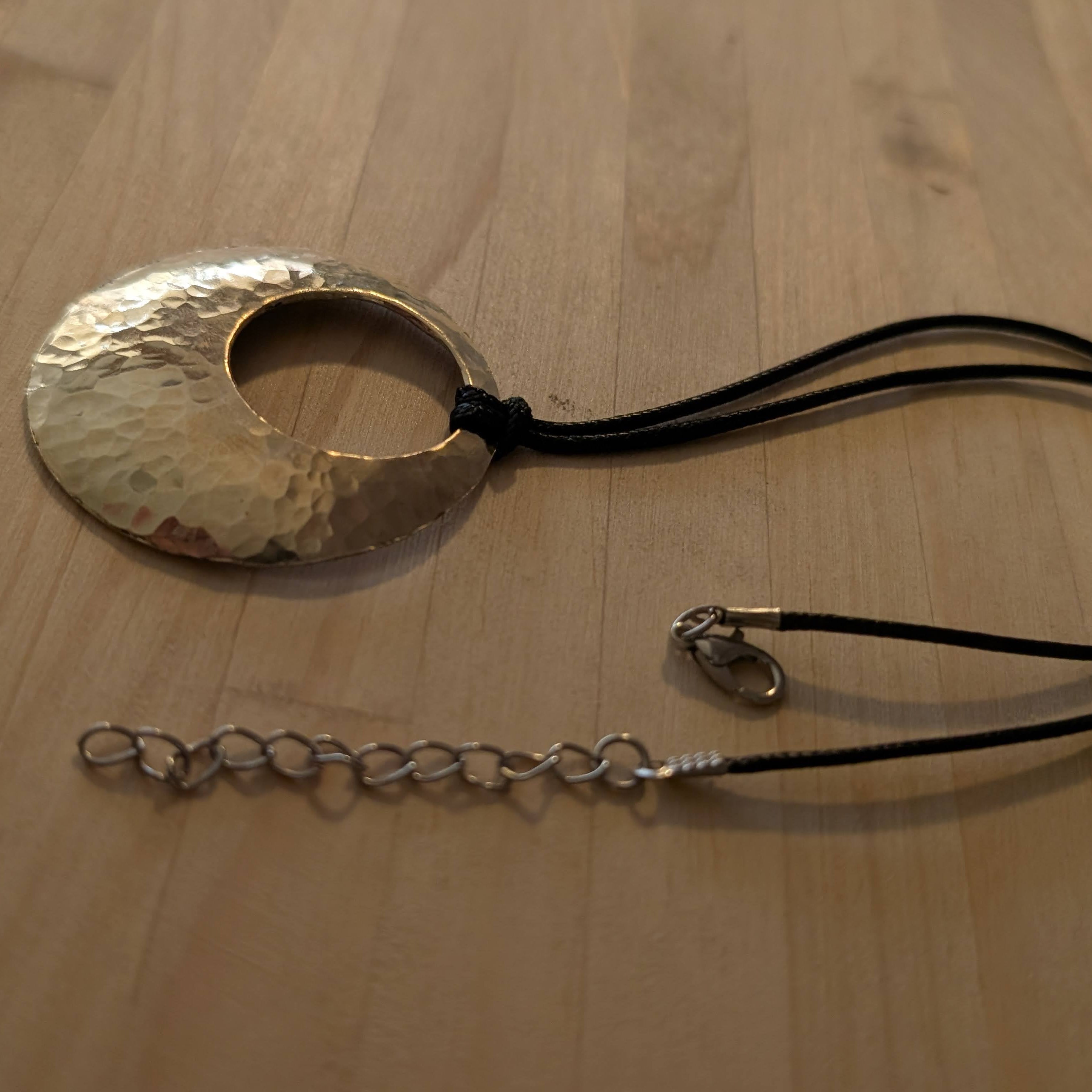 Collana di ottone bucata