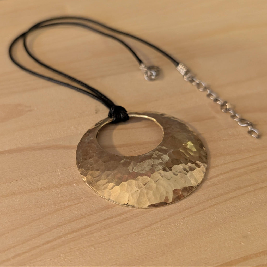 Collana di ottone bucata