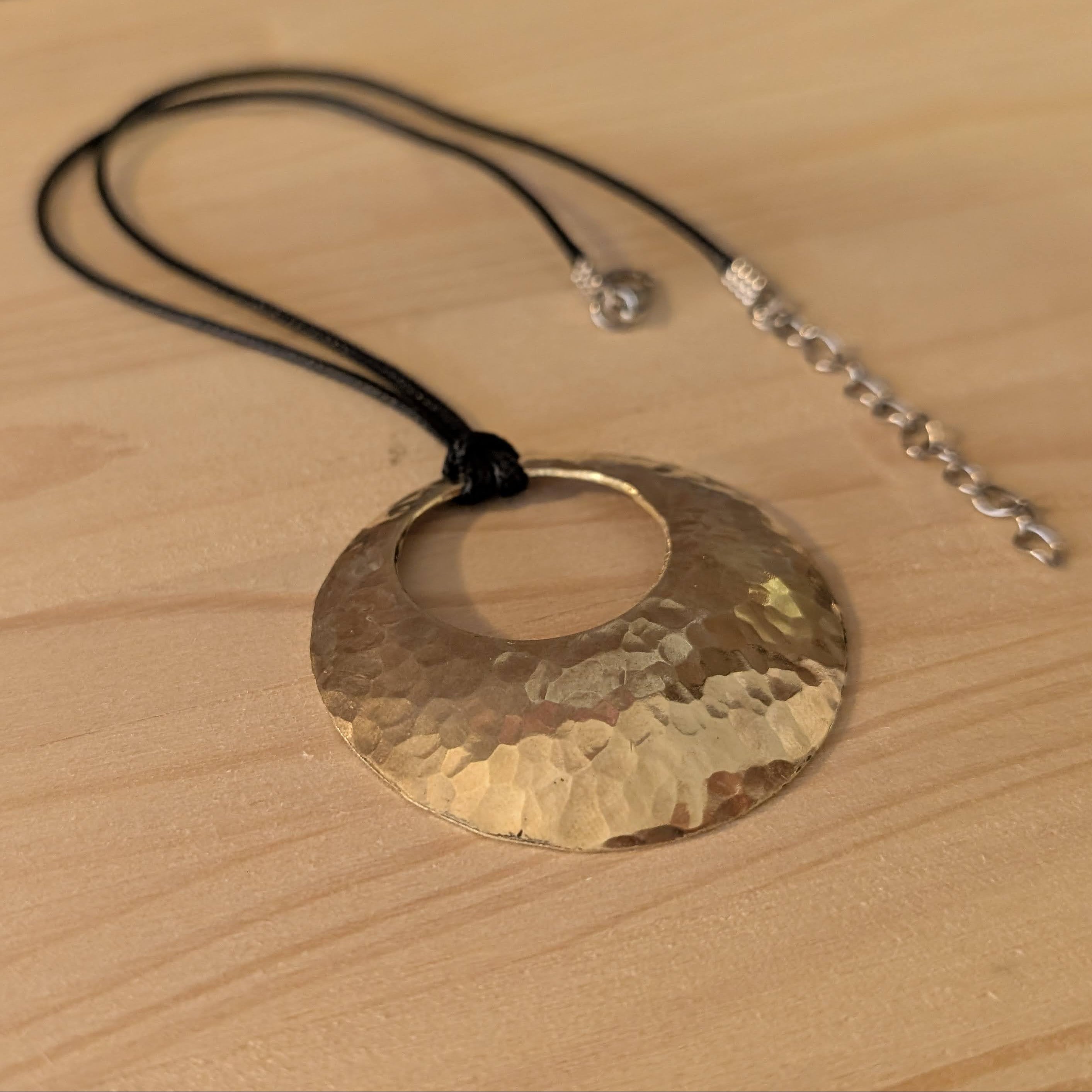 Collana di ottone bucata
