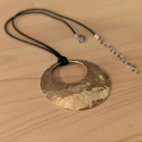 Collana di ottone bucata